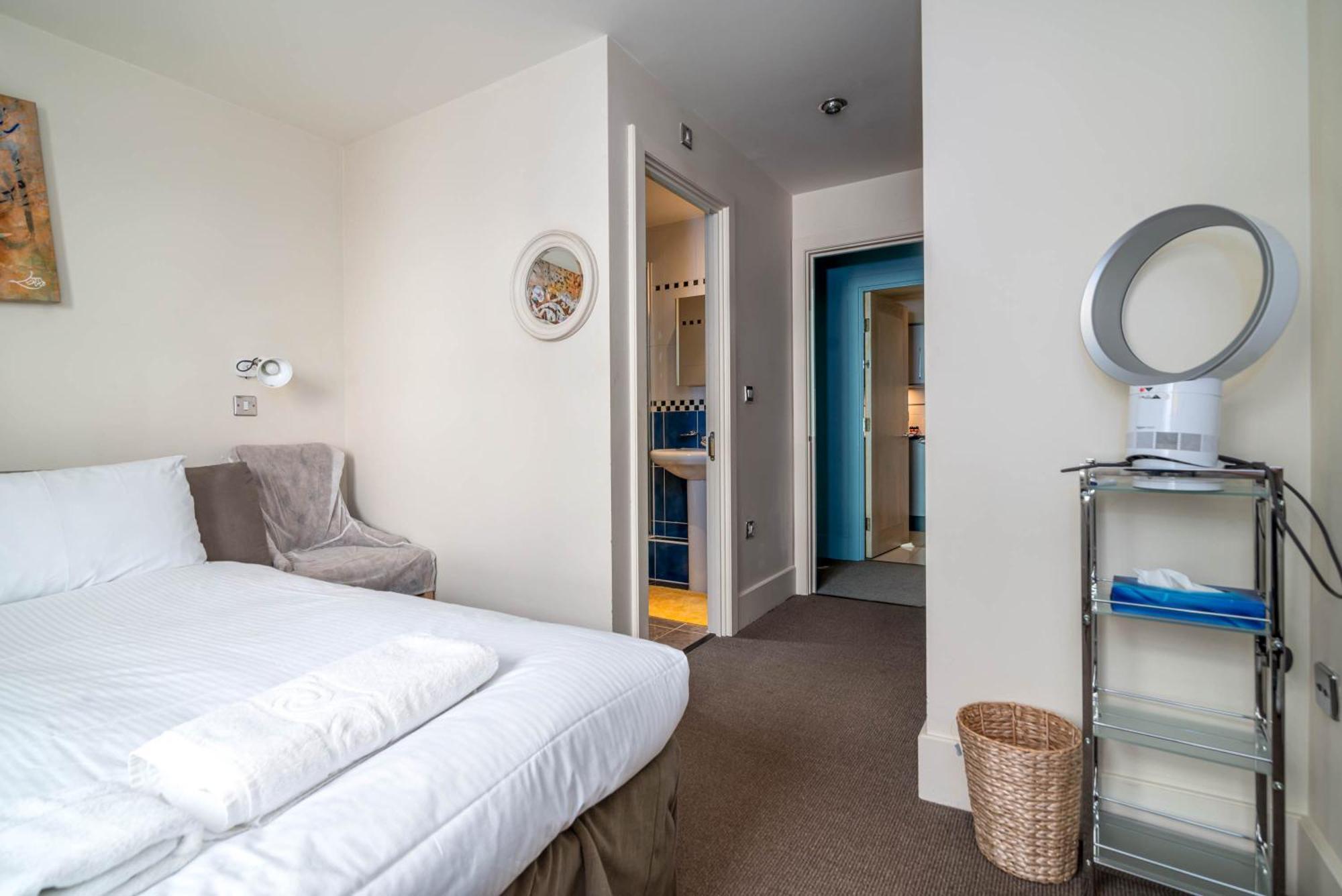 Fabulous 3 Bed In Vauxhall Apartment *