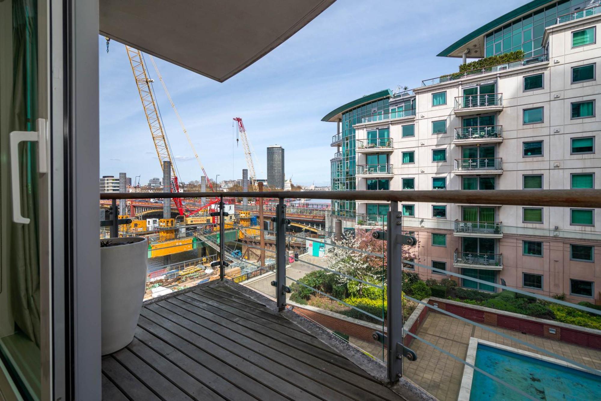 Fabulous 3 Bed In Vauxhall Apartment London