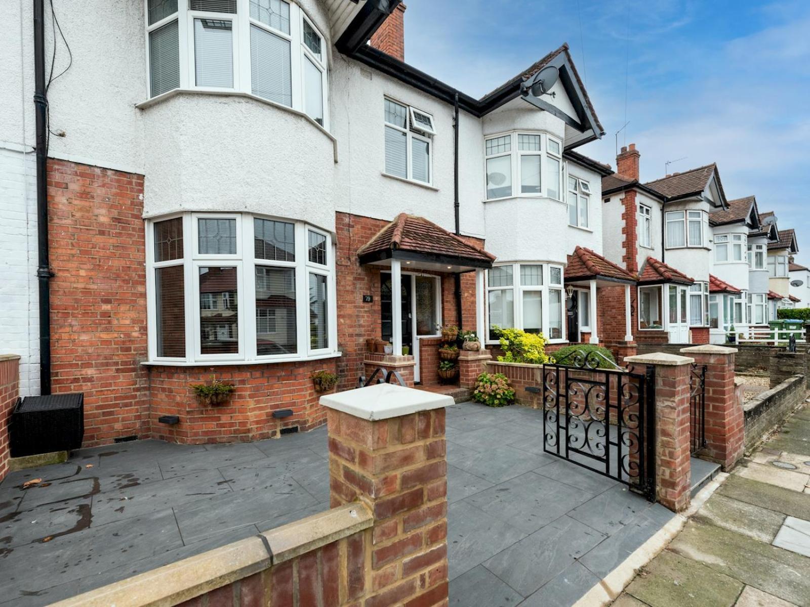 Holiday home Spacious 4-bed House Direct Link To Pass The Keys London