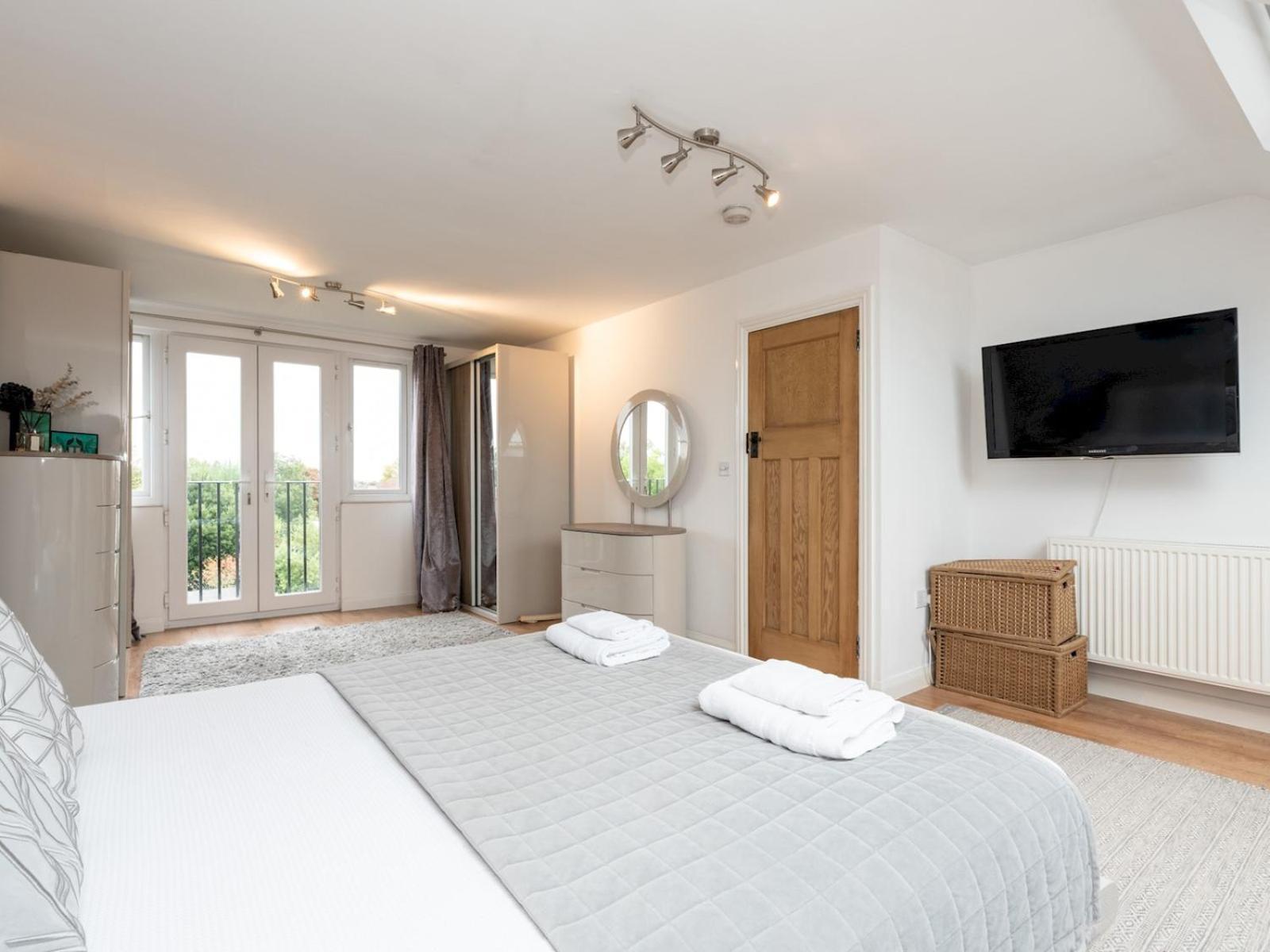 Holiday home Spacious 4-bed House Direct Link To Pass The Keys