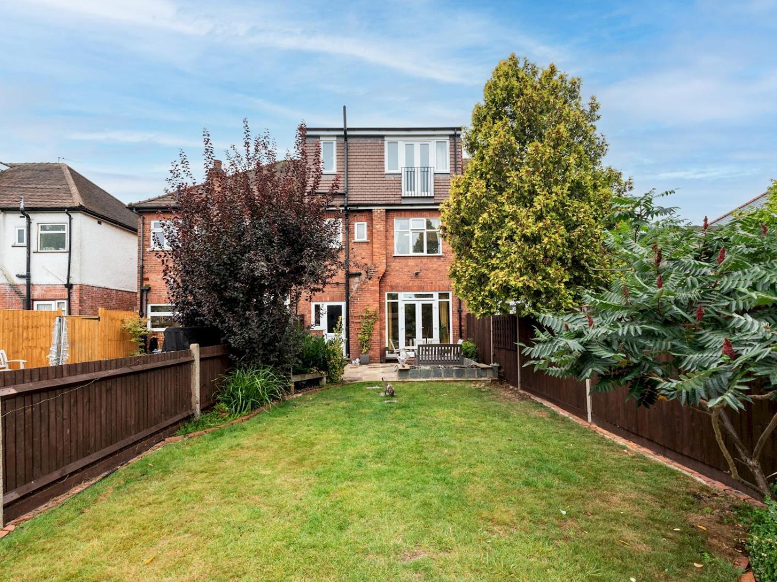 Spacious 4-bed House Direct Link To Pass The Keys Holiday home