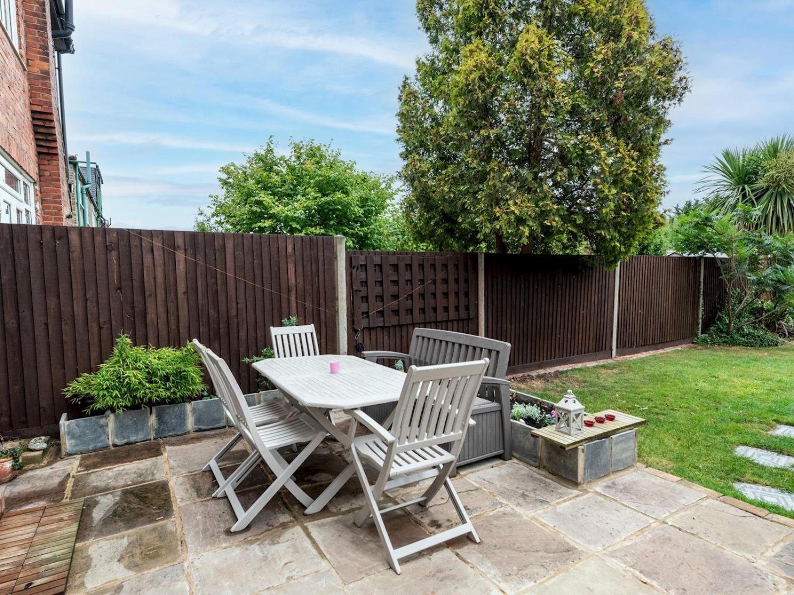 Spacious 4-bed House Direct Link To Pass The Keys Holiday home London