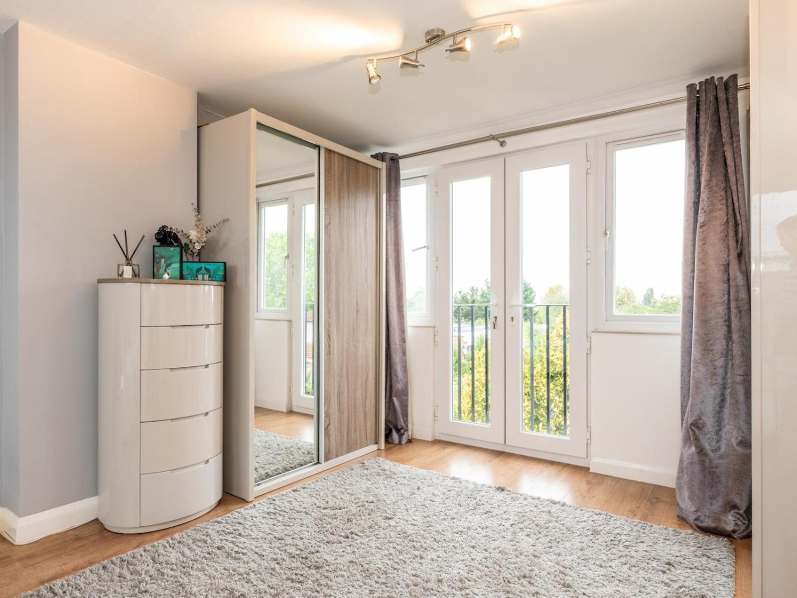 Spacious 4-bed House Direct Link To Pass The Keys Holiday home London