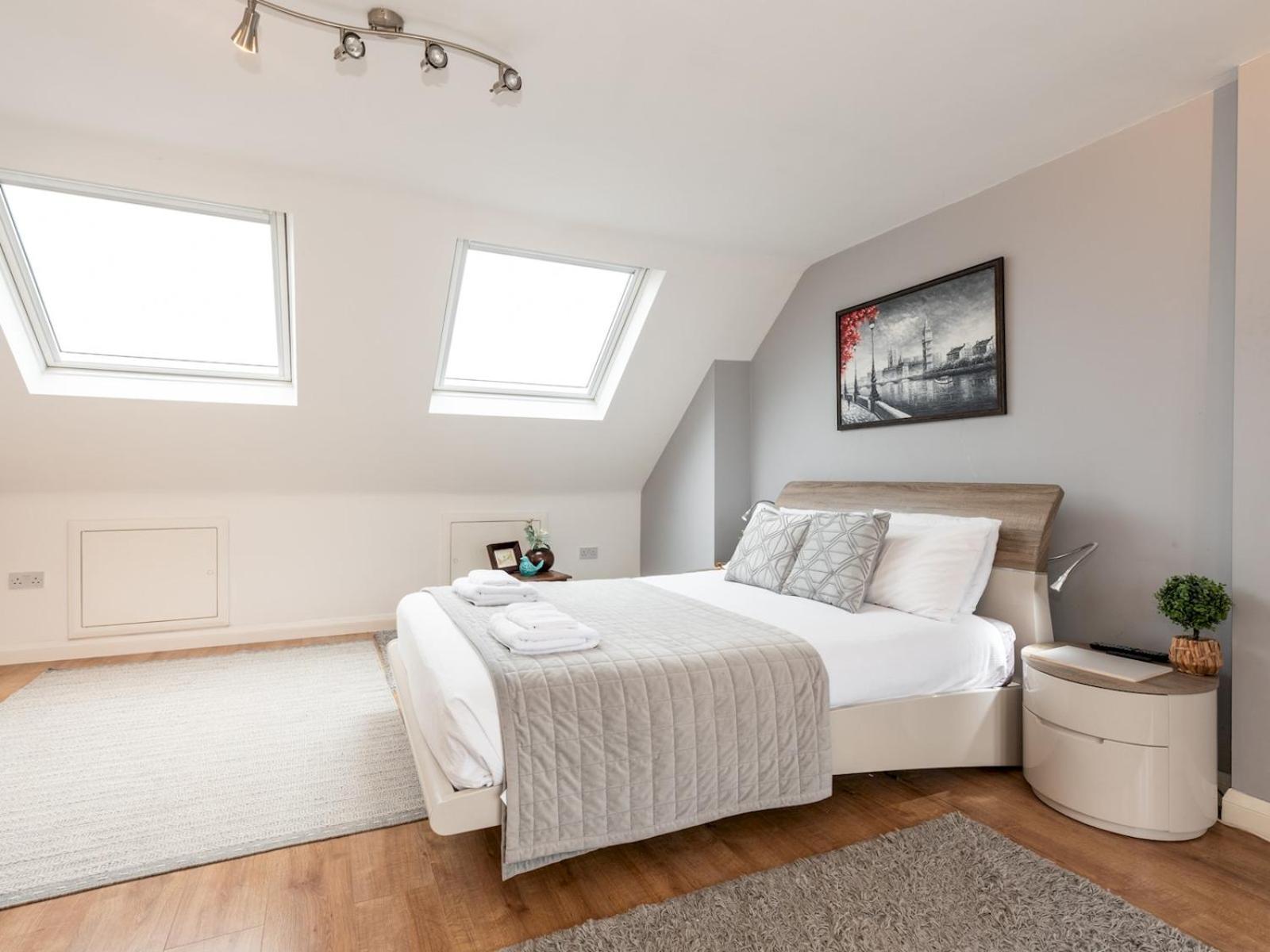 Holiday home Spacious 4-bed House Direct Link To Pass The Keys London