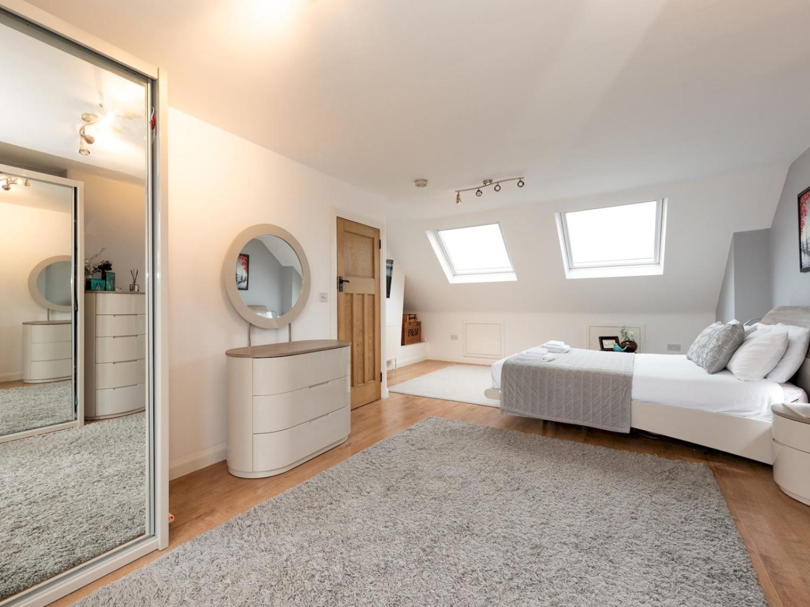 Spacious 4-bed House Direct Link To Pass The Keys Holiday home