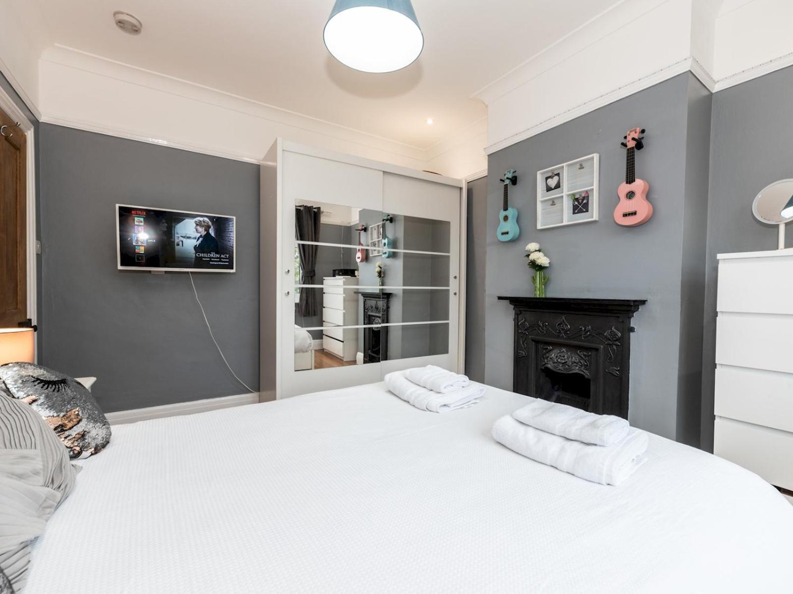 Spacious 4-bed House Direct Link To Pass The Keys Holiday home