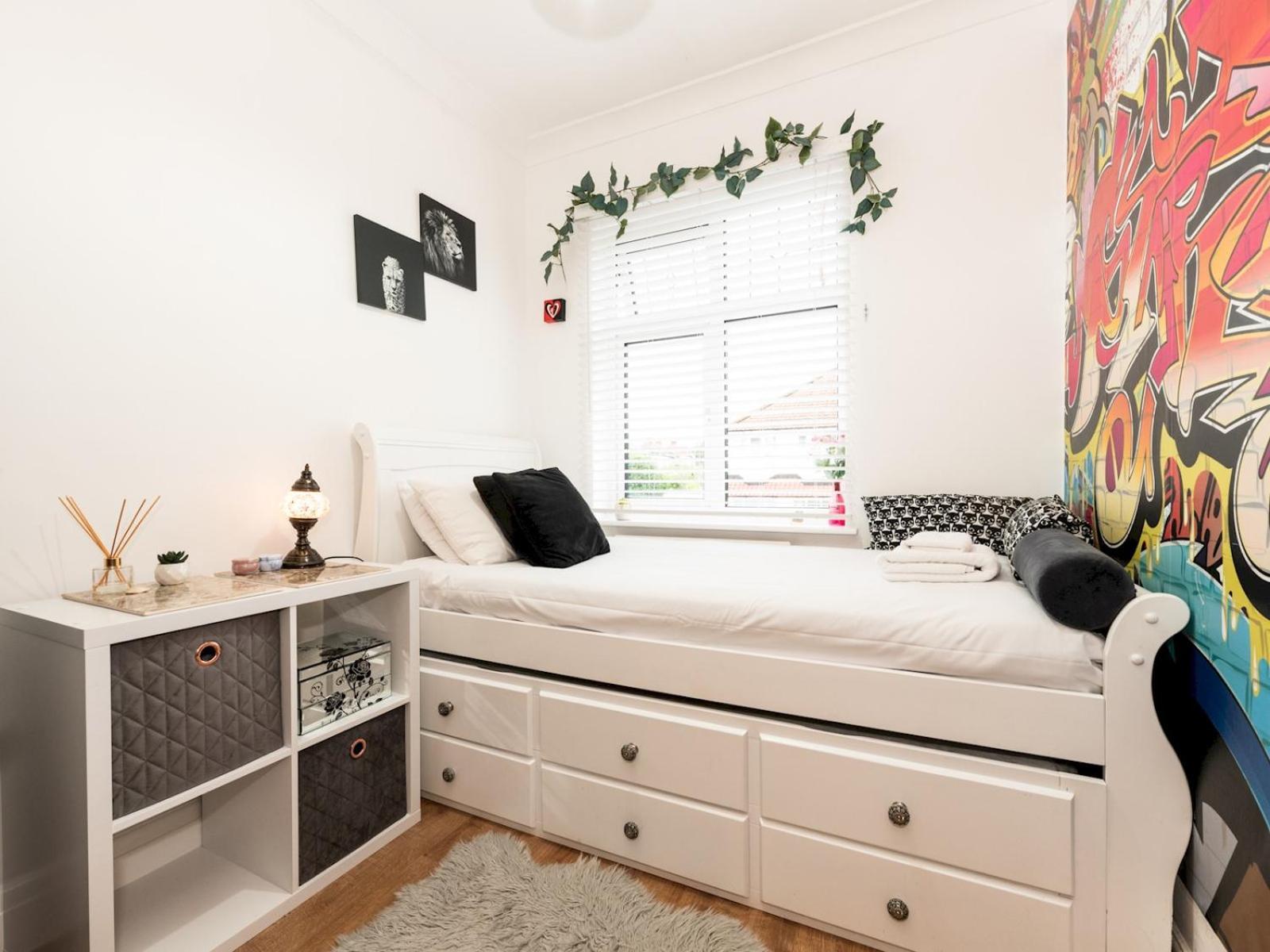 Spacious 4-bed House Direct Link To Pass The Keys London