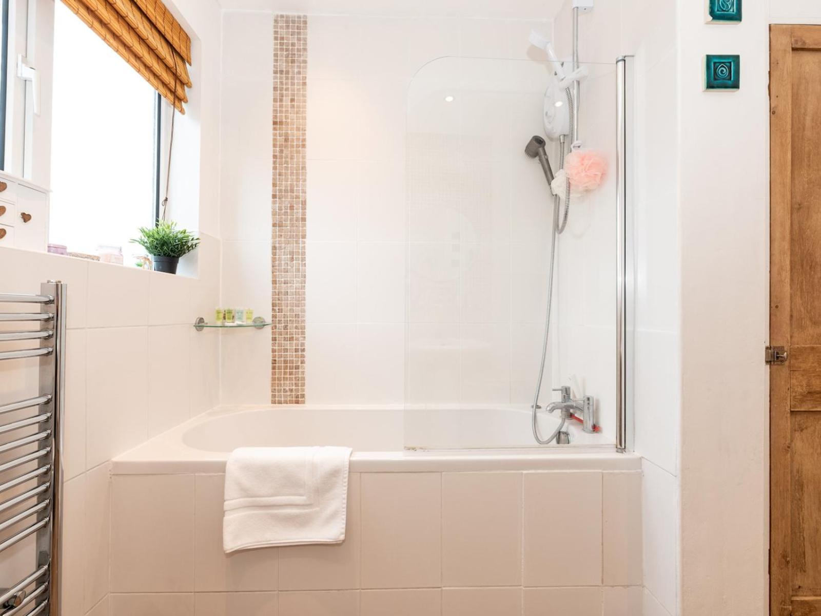 Spacious 4-bed House Direct Link To Pass The Keys Holiday home London