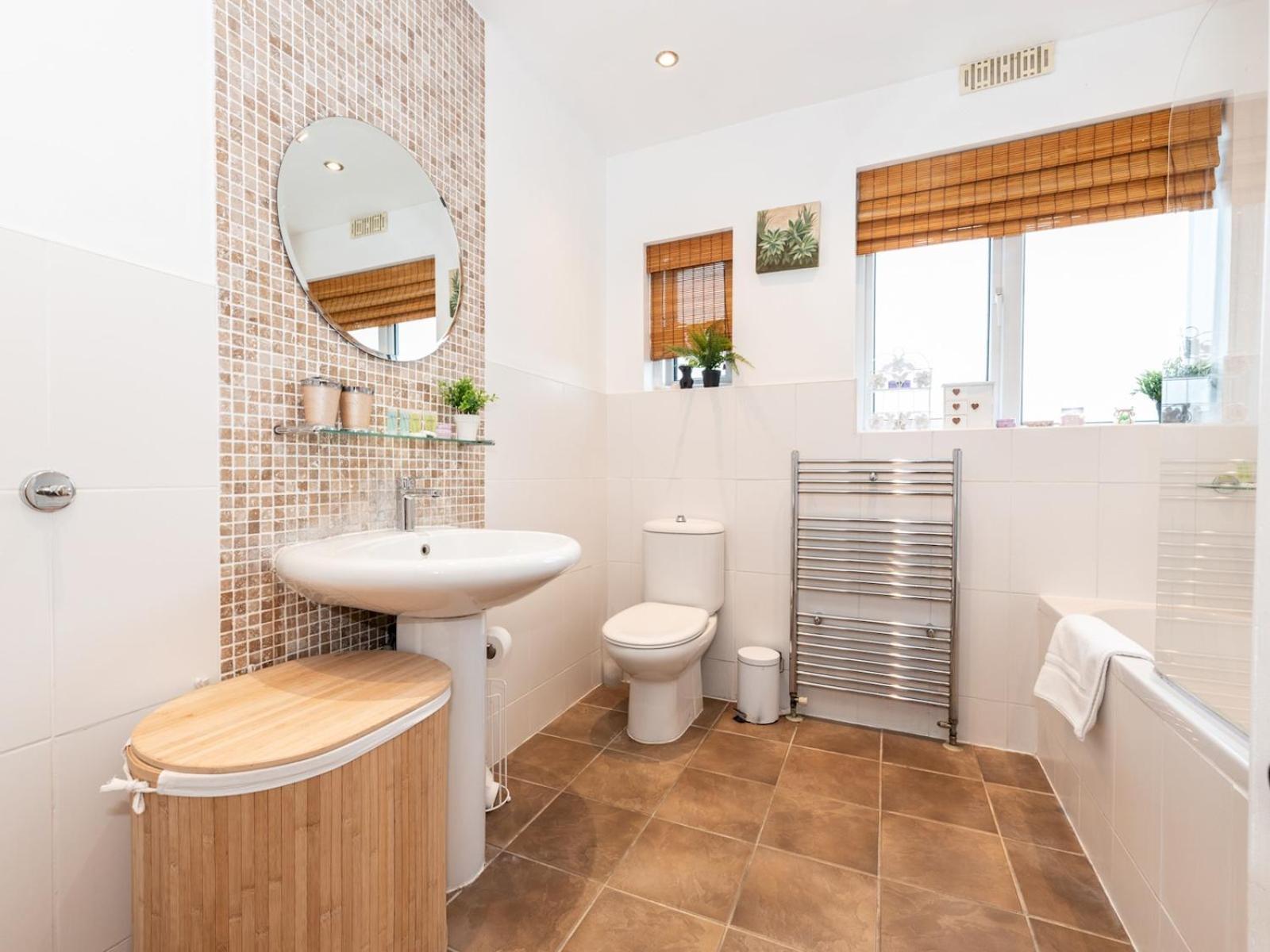 Holiday home Spacious 4-bed House Direct Link To Pass The Keys