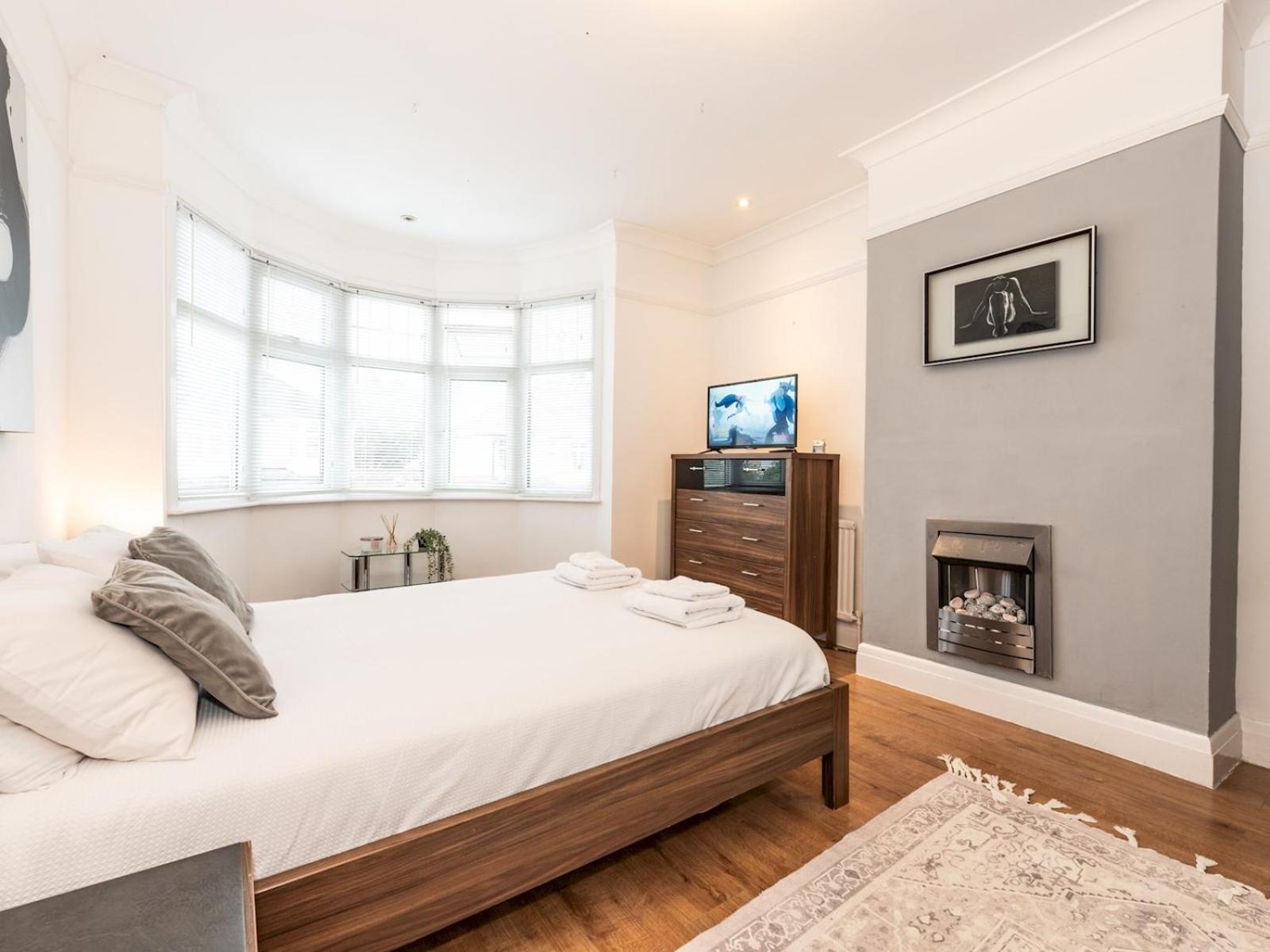 Holiday home Spacious 4-bed House Direct Link To Pass The Keys London