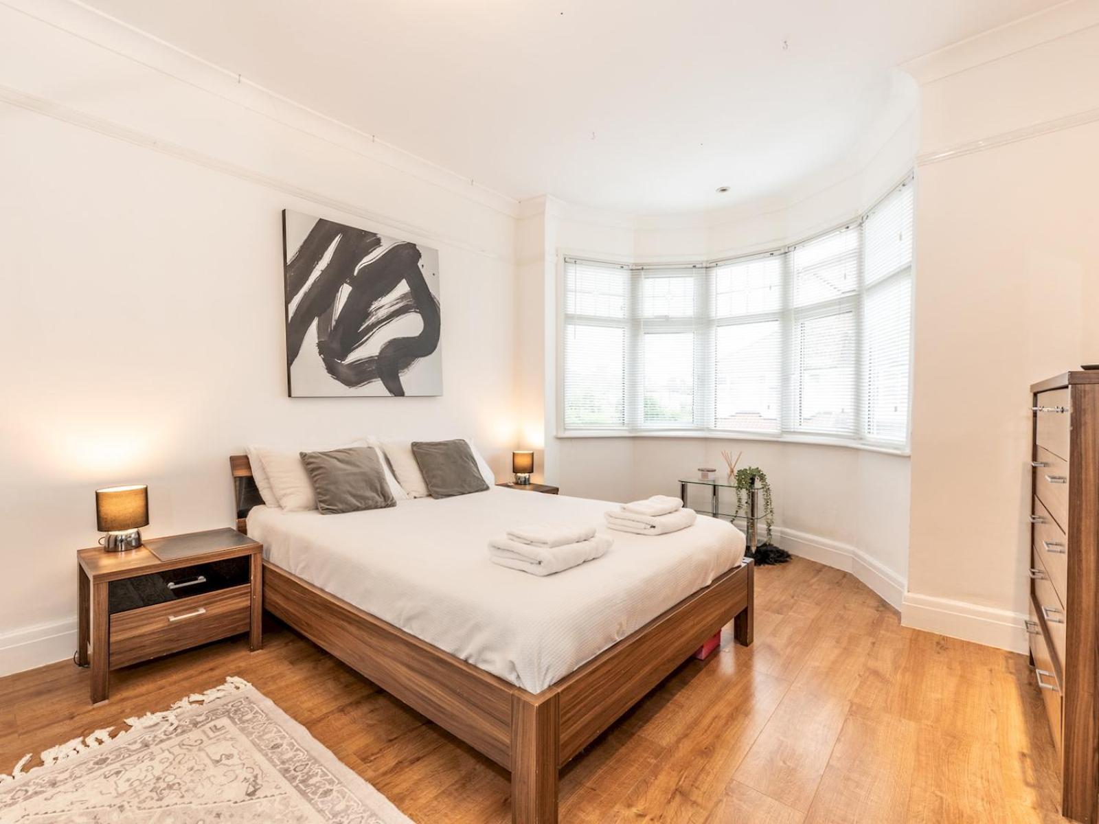 Holiday home Spacious 4-bed House Direct Link To Pass The Keys London