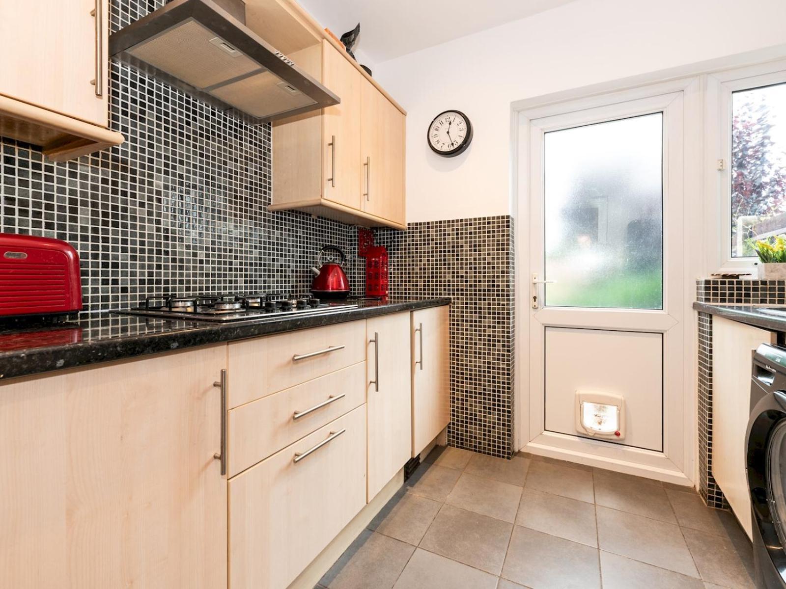 Spacious 4-bed House Direct Link To Pass The Keys Holiday home London