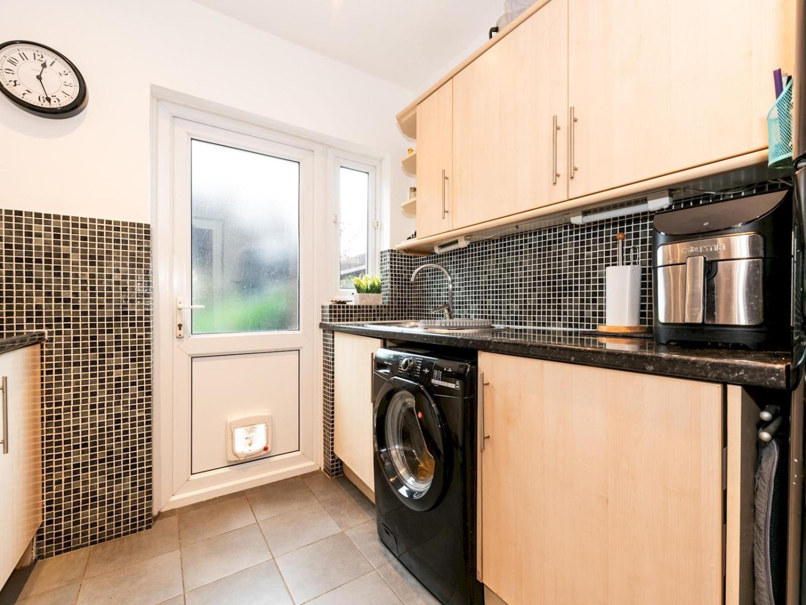 Spacious 4-bed House Direct Link To Pass The Keys