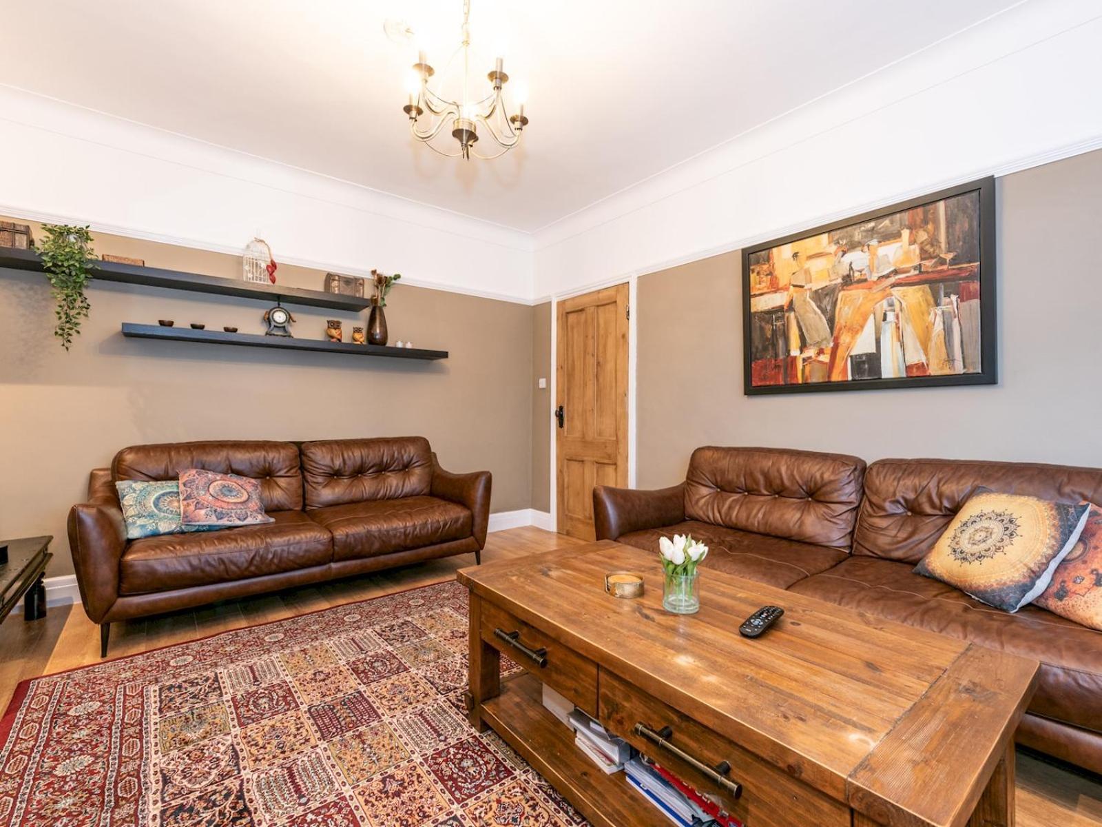 Holiday home Spacious 4-bed House Direct Link To Pass The Keys London