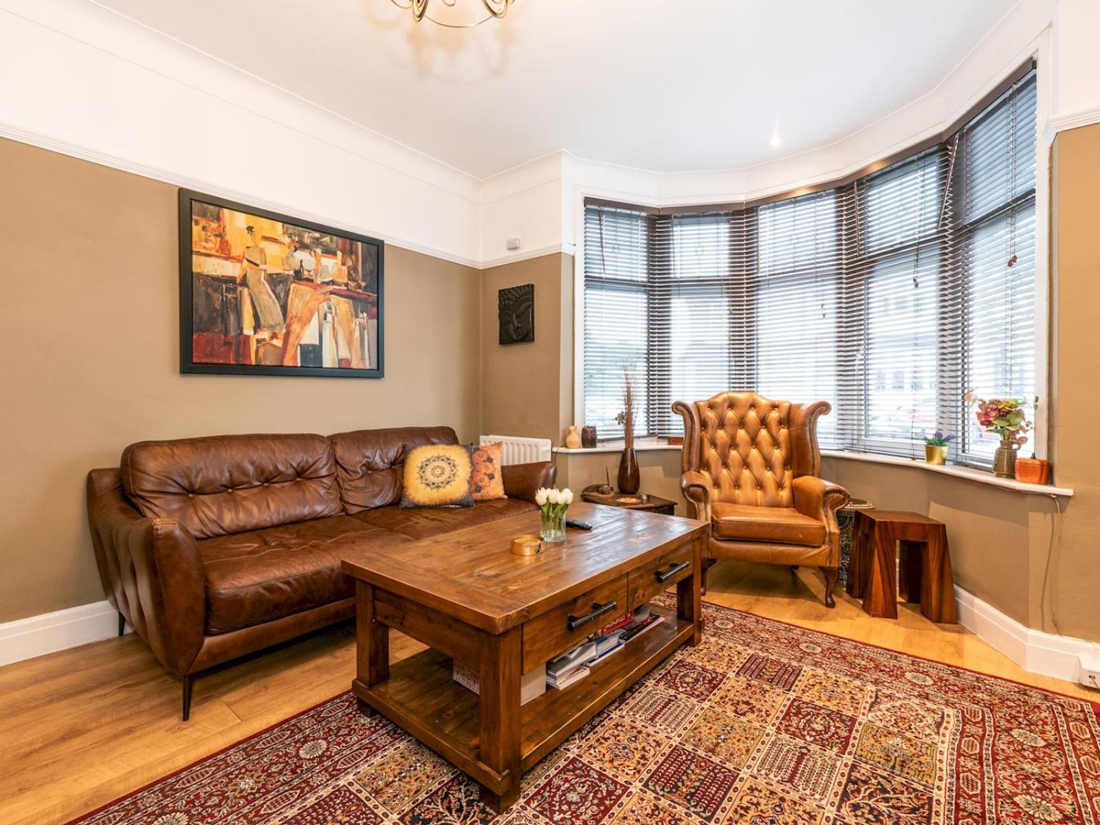 Spacious 4-bed House Direct Link To Pass The Keys * London