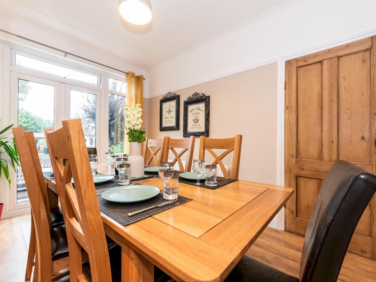Spacious 4-bed House Direct Link To Pass The Keys Holiday home *