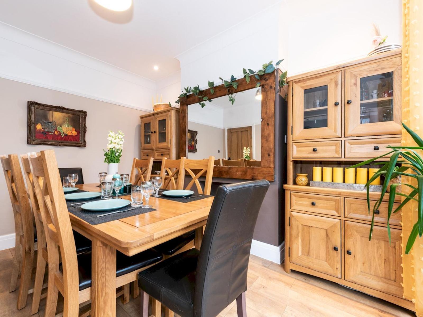 Spacious 4-bed House Direct Link To Pass The Keys Holiday home London