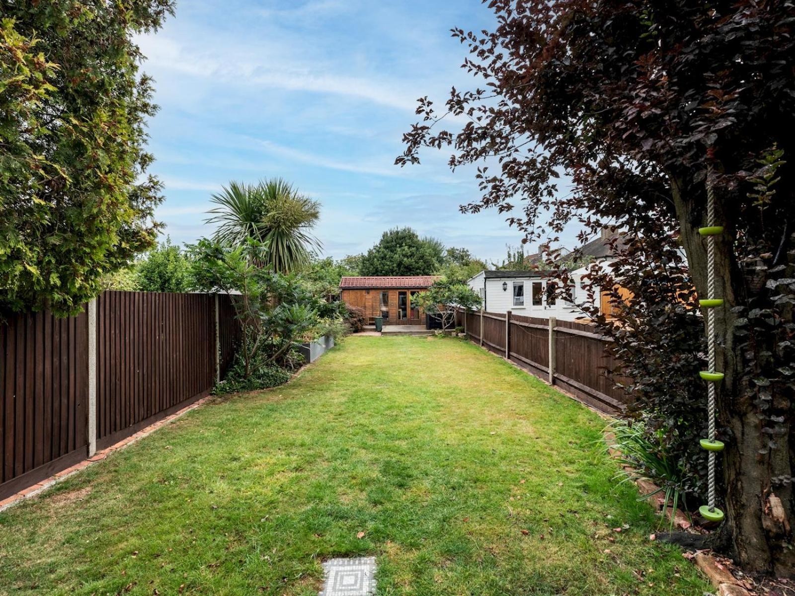 Holiday home Spacious 4-bed House Direct Link To Pass The Keys London