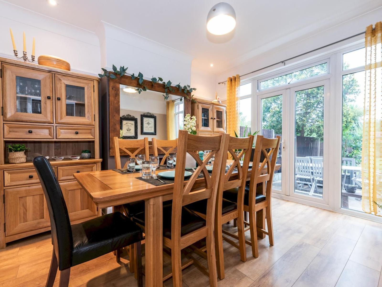 Spacious 4-bed House Direct Link To Pass The Keys London