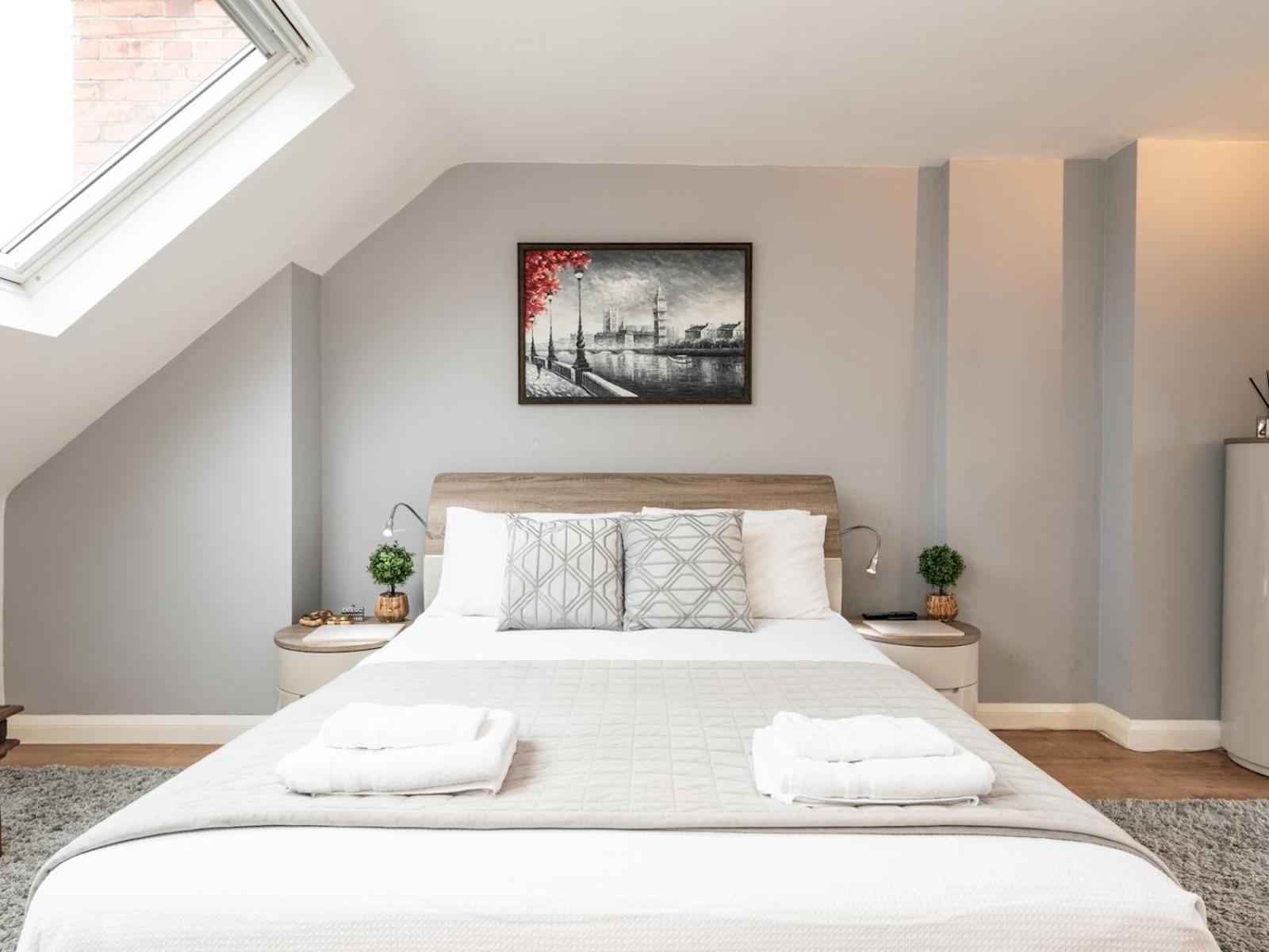 Spacious 4-bed House Direct Link To Pass The Keys * London