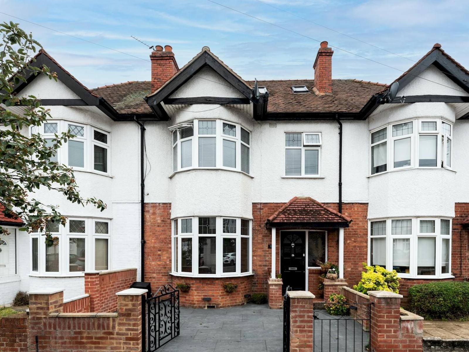 Spacious 4-bed House Direct Link To Pass The Keys Holiday home *