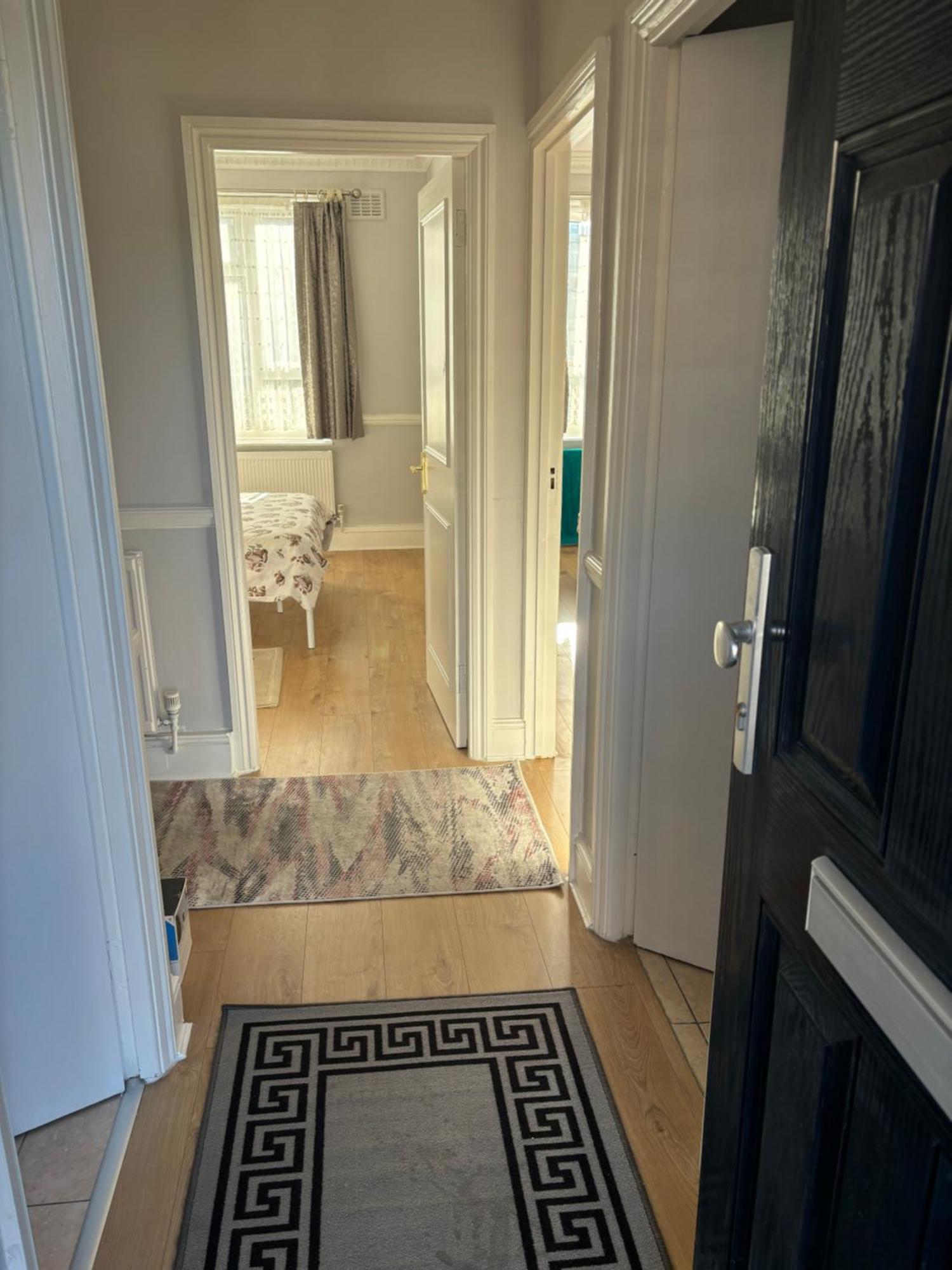 Bright 2 Bedroom Flat Close To Centre