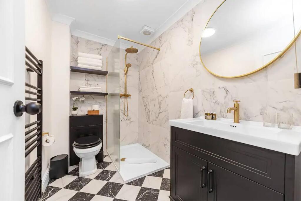 Chic Chelsea Steps From Kings Road Apartment