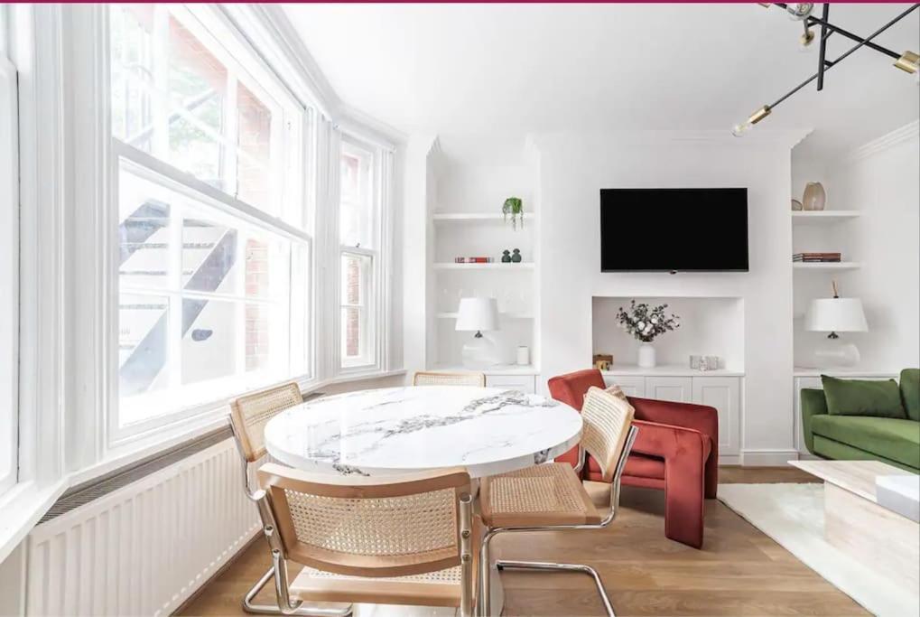 Chic Chelsea Steps From Kings Road Apartment