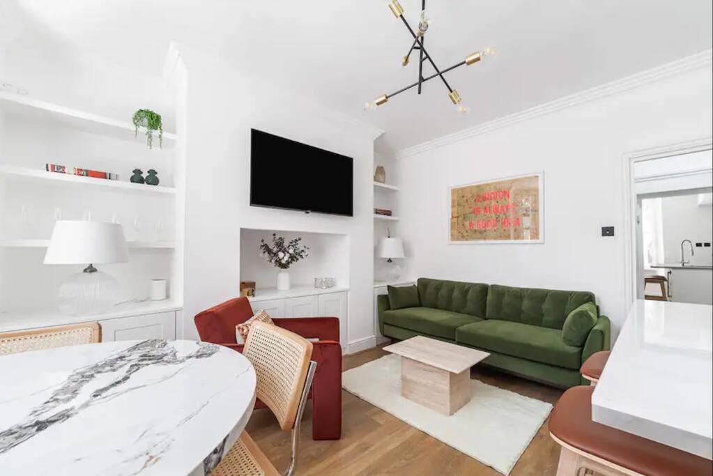 Chic Chelsea Steps From Kings Road Apartment