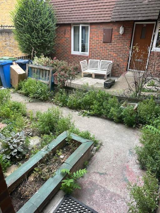 I Bed Flat By Southwark Park With Garden And 10 Min Walk To Bermondsey And Surrey Quays Station London