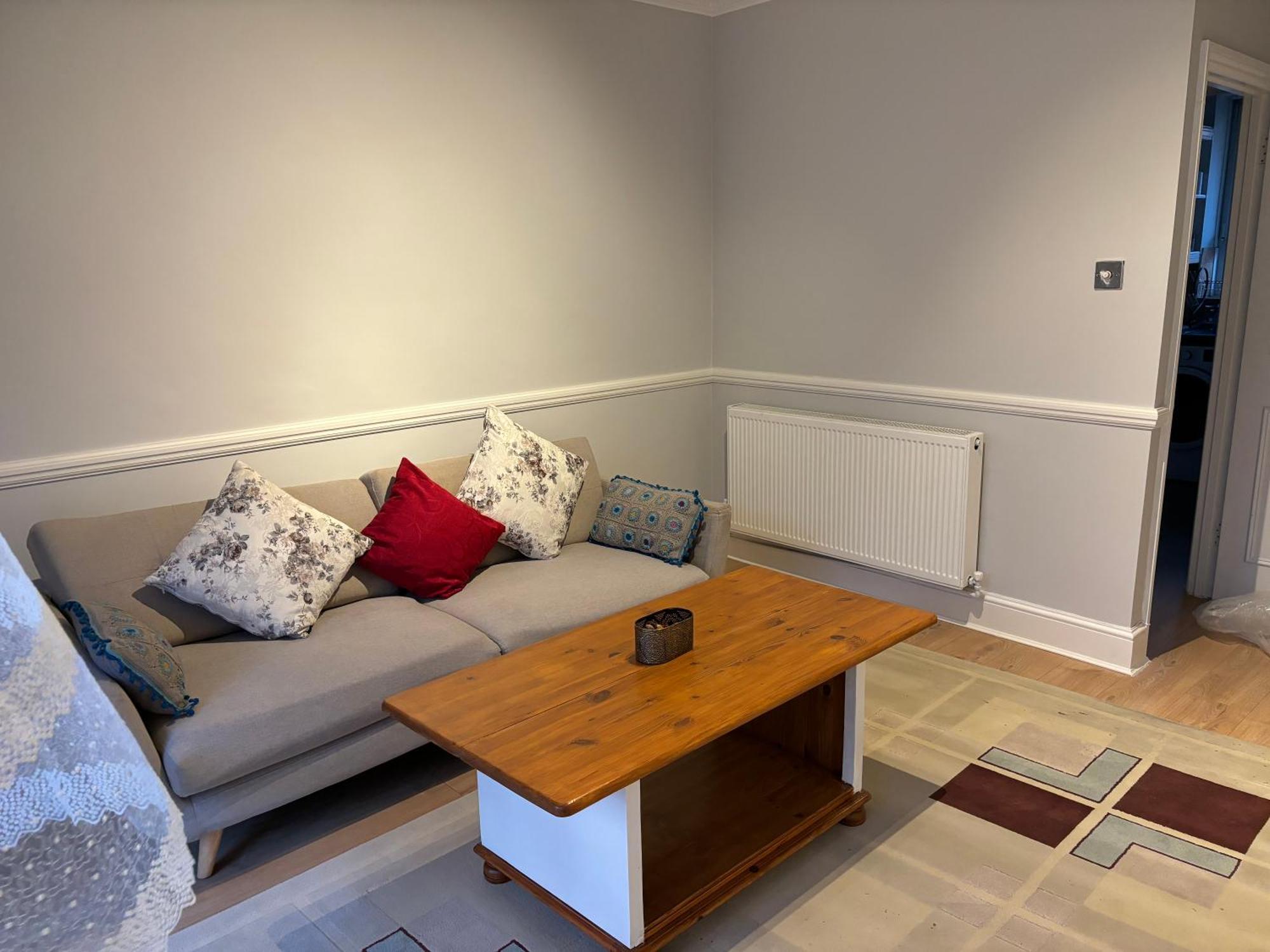 Bright 2 Bedroom Flat Close To Centre *
