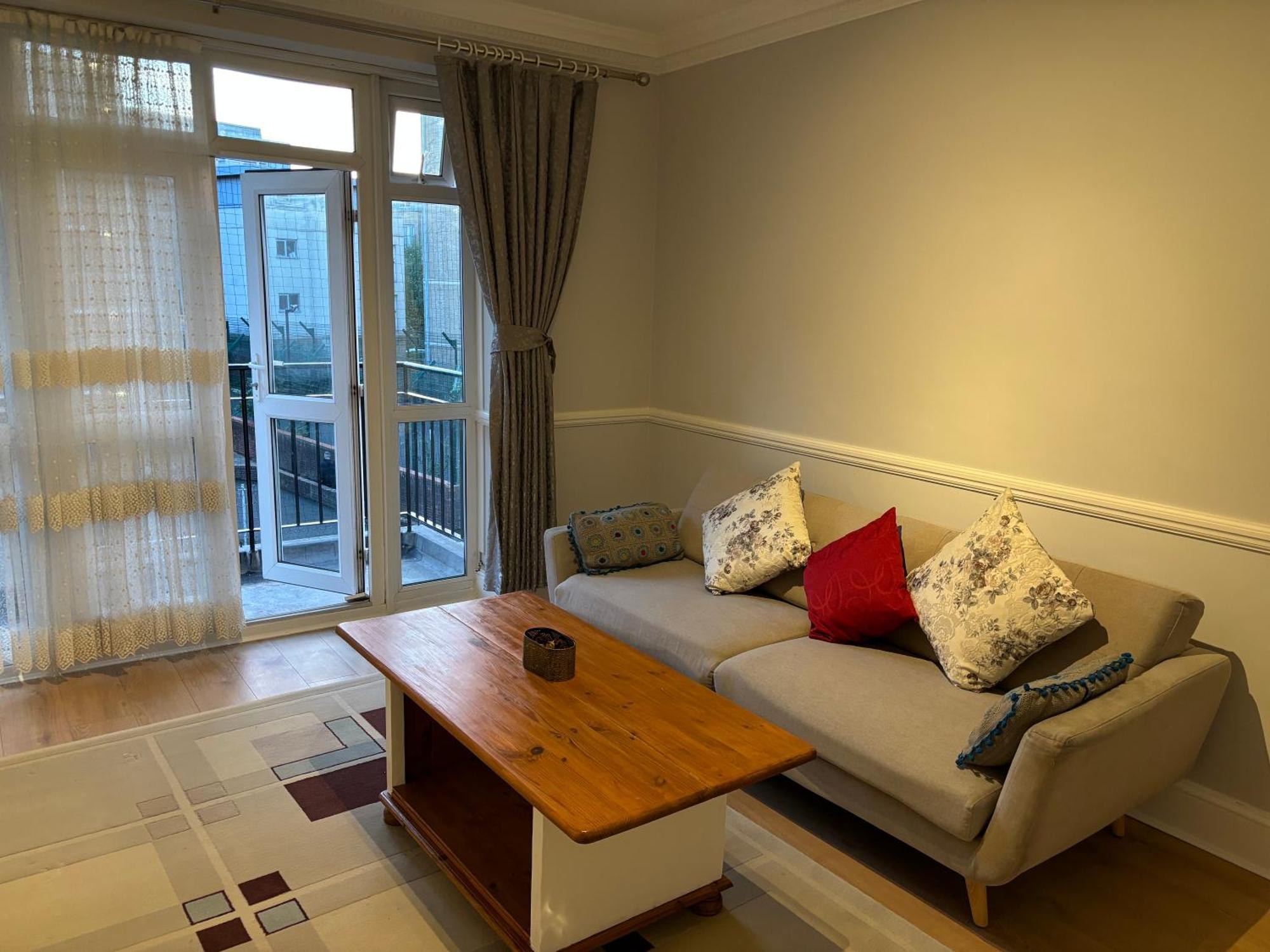 Bright 2 Bedroom Flat Close To Centre Londen