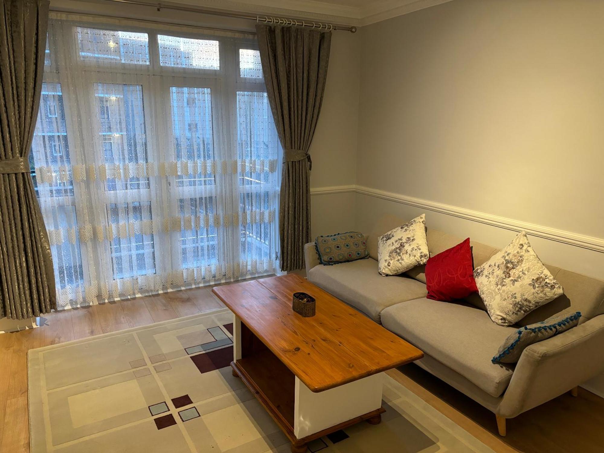 Bright 2 Bedroom Flat Close To Centre Appartement