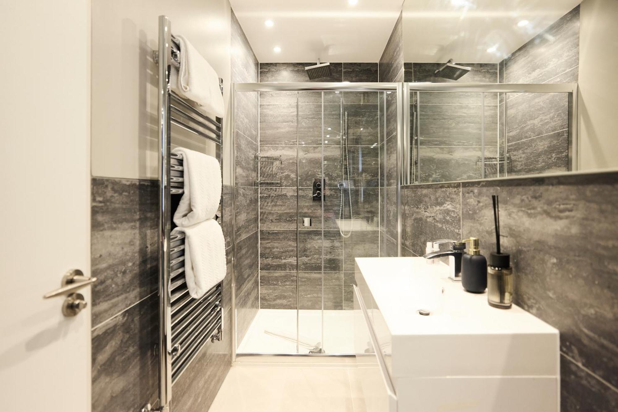 The Latimer Wonder - Stunning 5bdr House With Garden