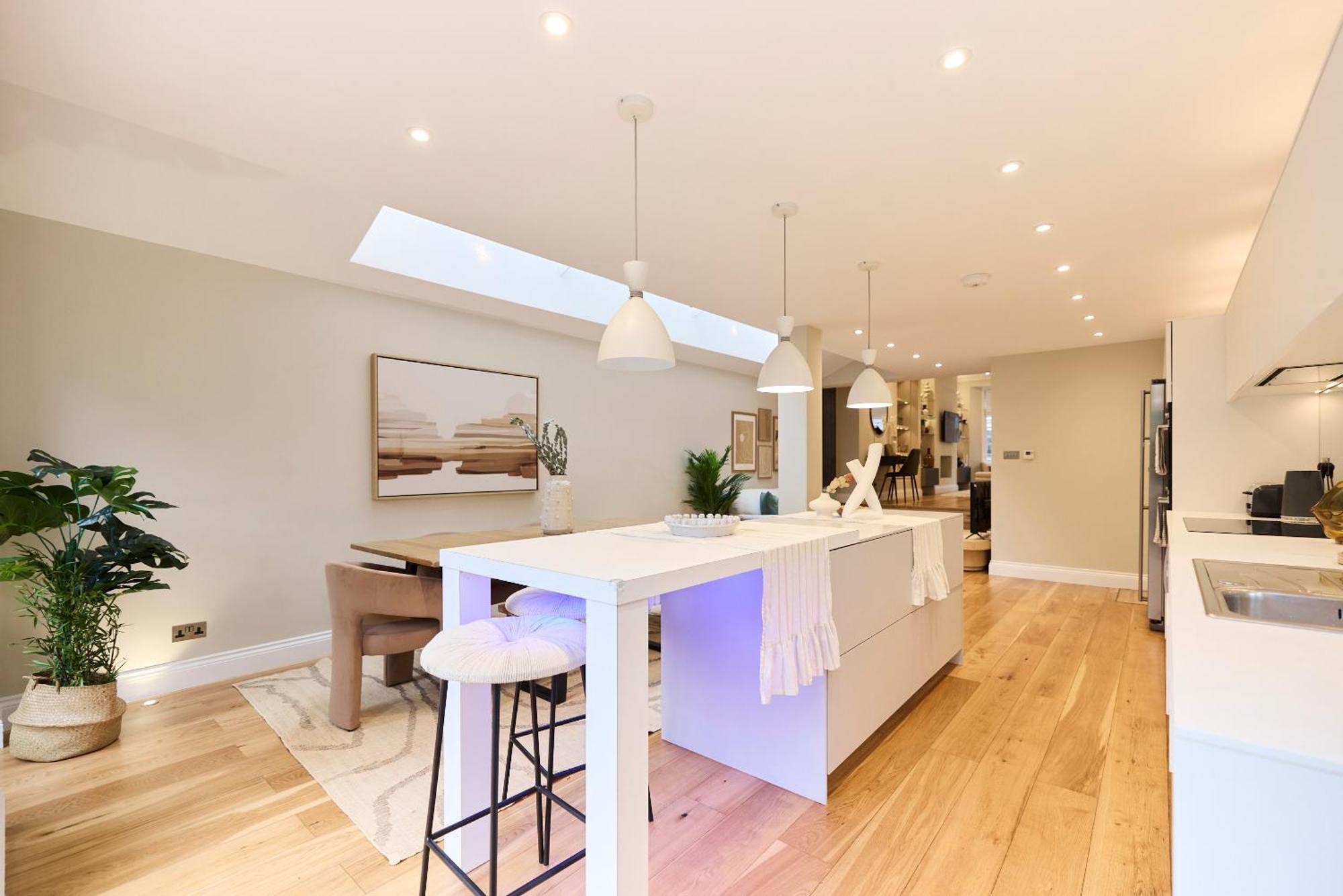 The Latimer Wonder - Stunning 5bdr House With Garden Apartment *