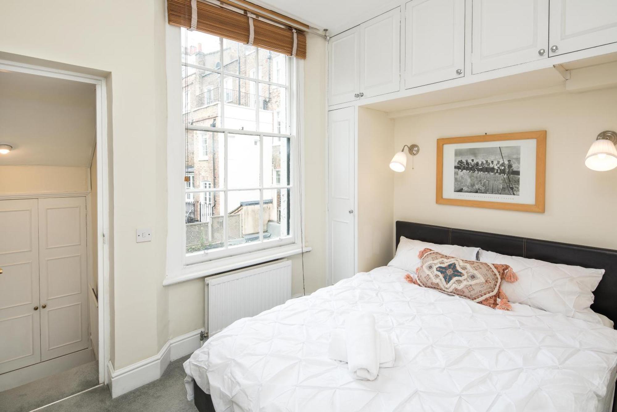 Victorian Garden Retreat: Hyde Park Elegance *