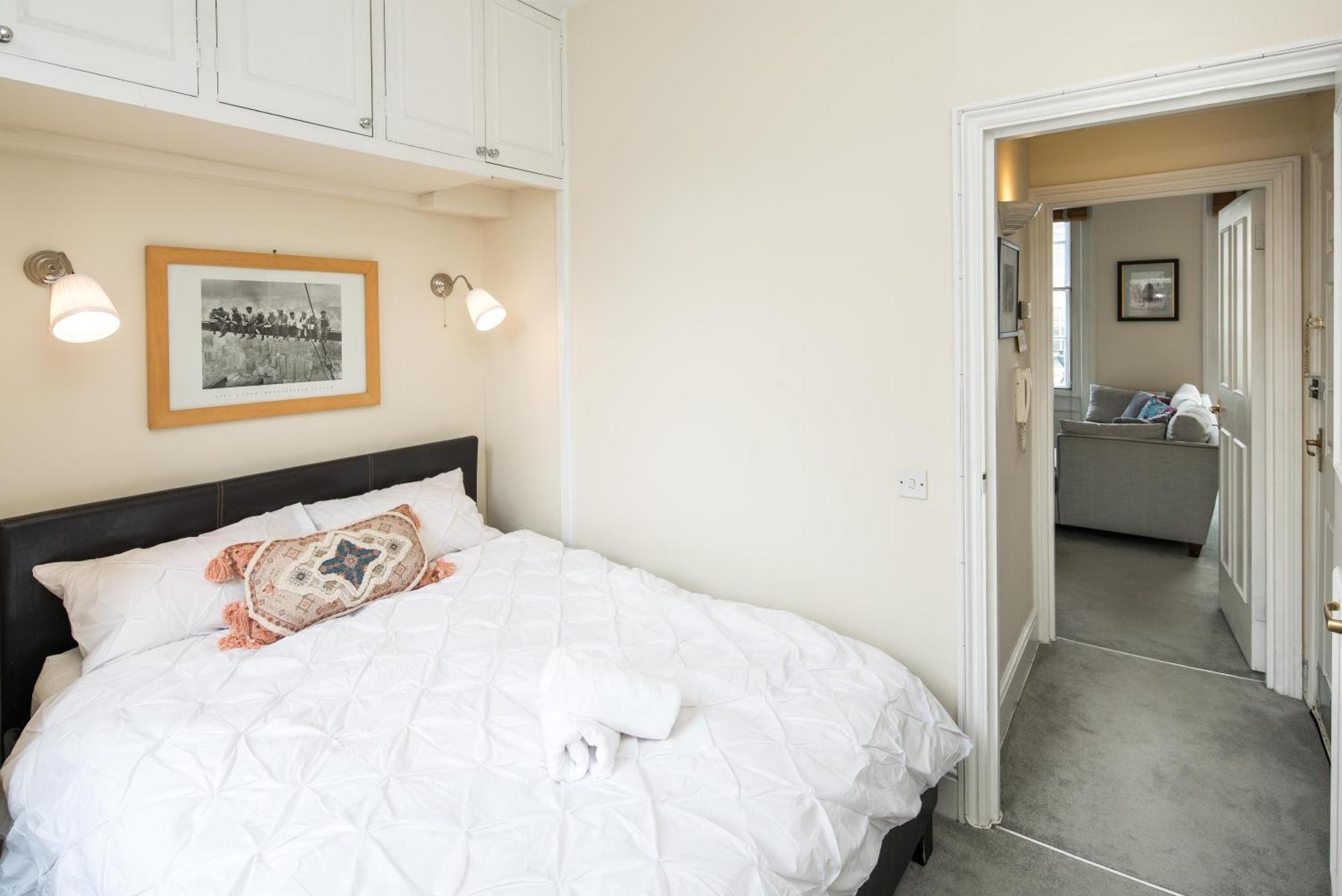 Victorian Garden Retreat: Hyde Park Elegance London