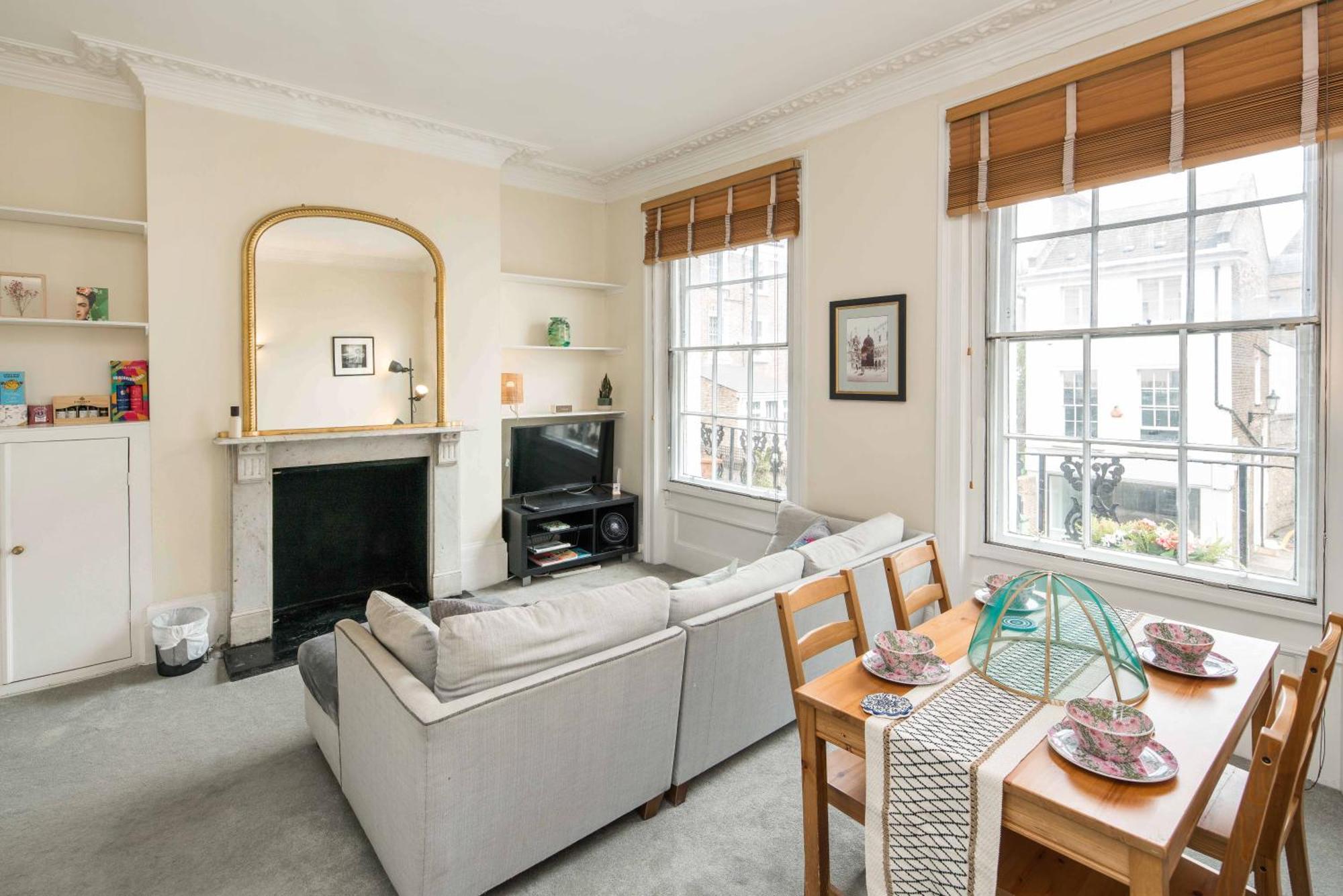 Victorian Garden Retreat: Hyde Park Elegance Apartment