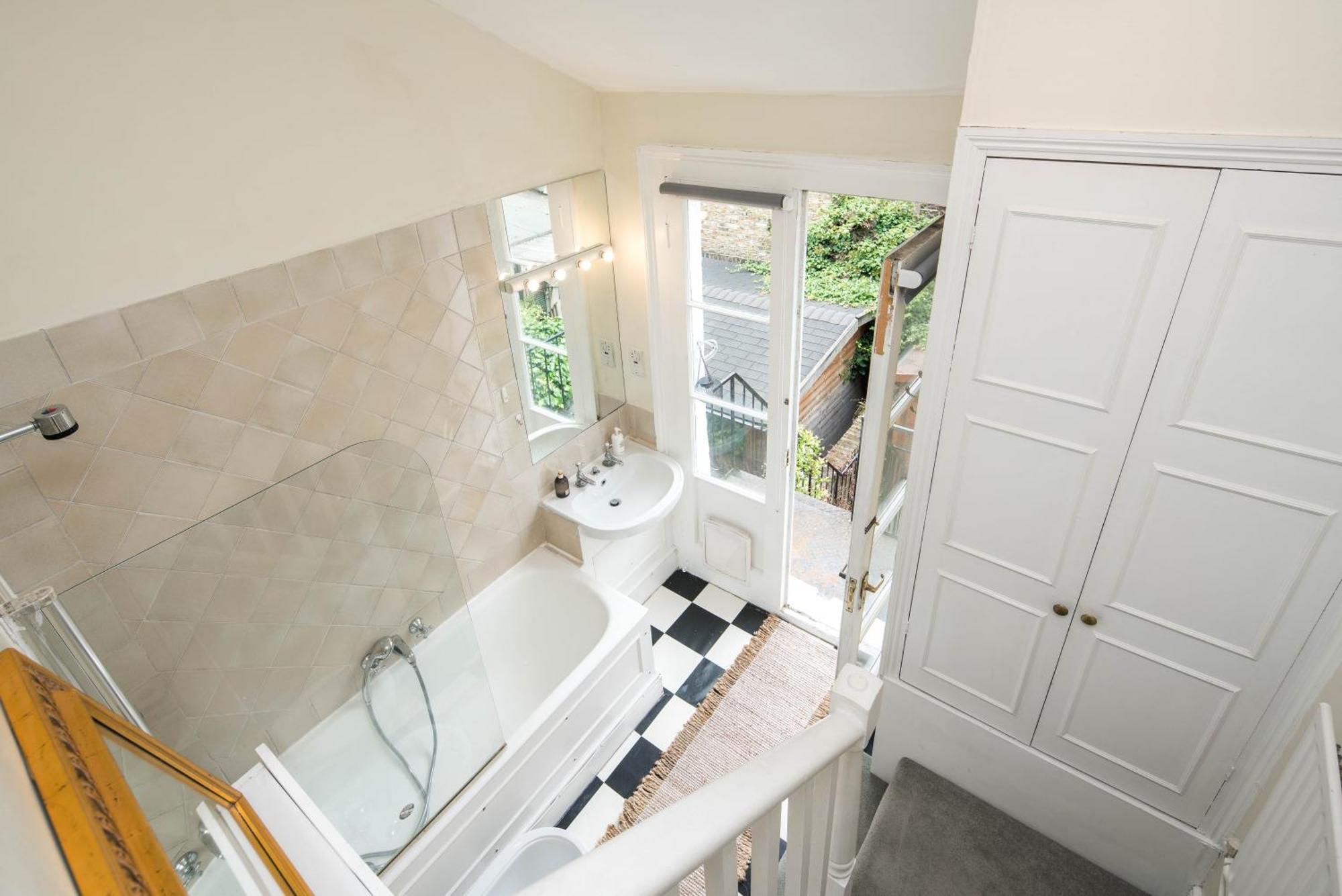 Apartment Victorian Garden Retreat: Hyde Park Elegance *