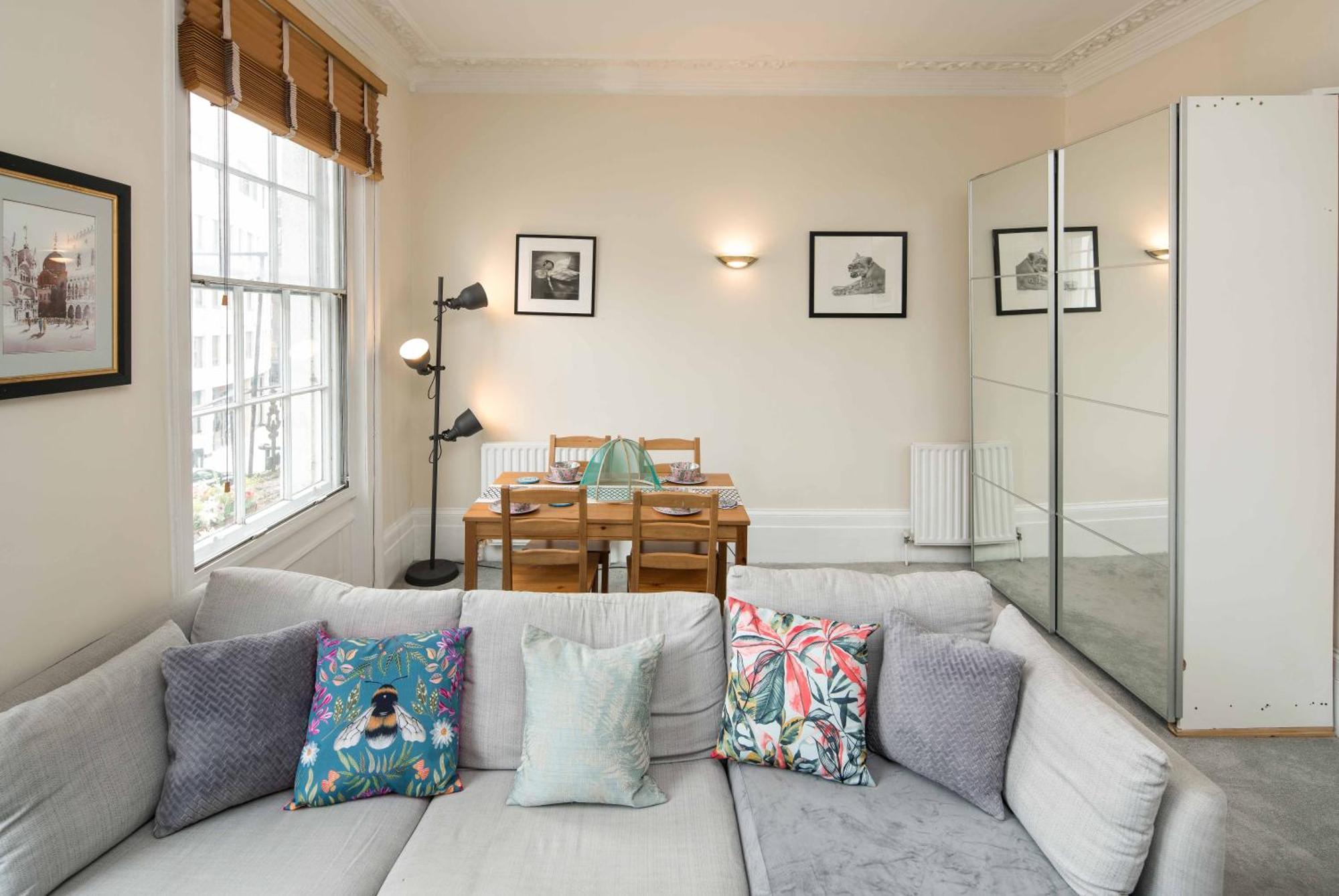 Victorian Garden Retreat: Hyde Park Elegance *