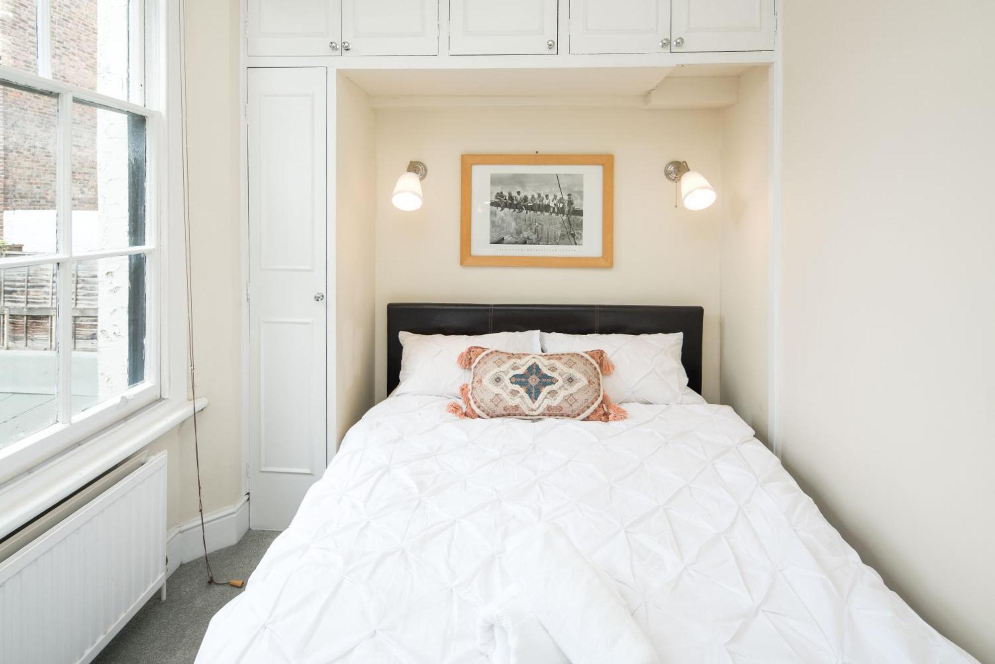 Victorian Garden Retreat: Hyde Park Elegance Apartment