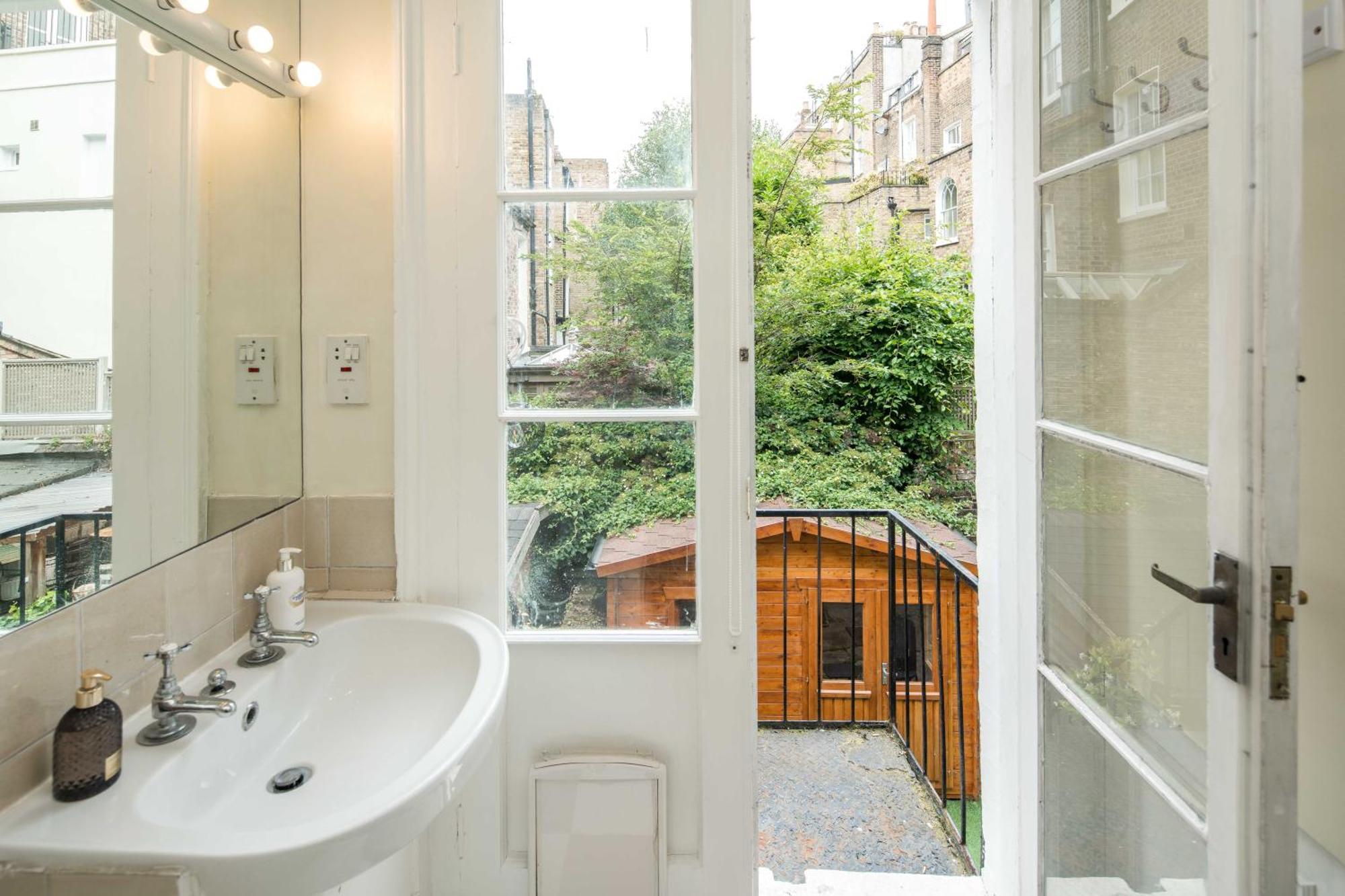 Apartment Victorian Garden Retreat: Hyde Park Elegance *