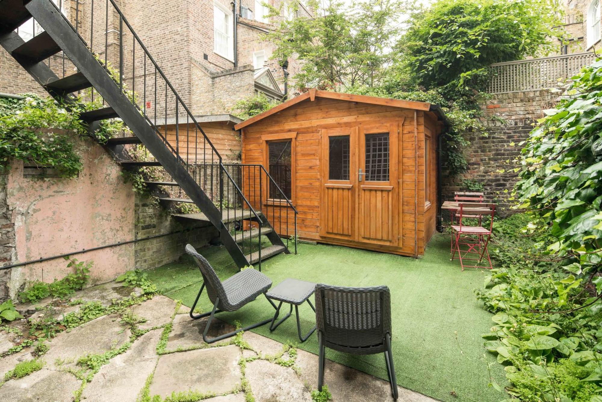 Victorian Garden Retreat: Hyde Park Elegance Apartment