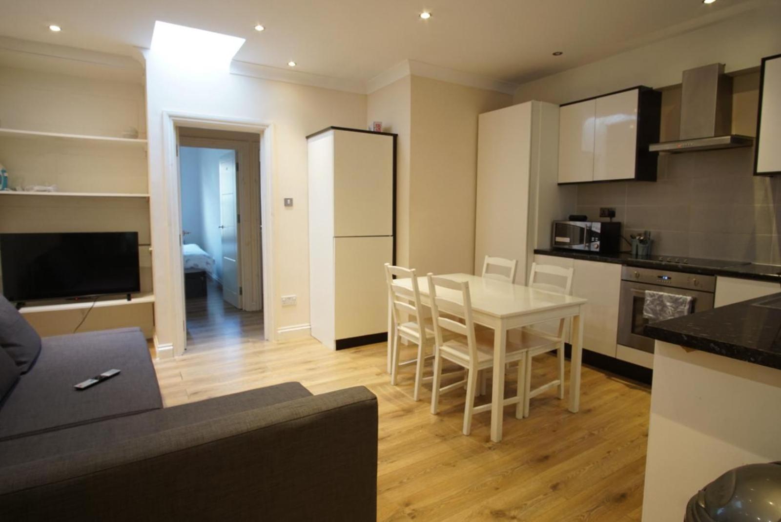Evergreen Apartments- Flat 2 * London