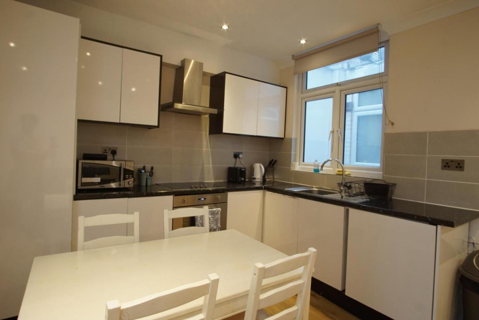 Evergreen Apartments- Flat 2 Apartment *