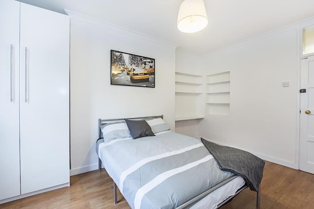 Apartment Stylish 3-bed In Clerkenwell Within Walking Distance To Tube Stations *