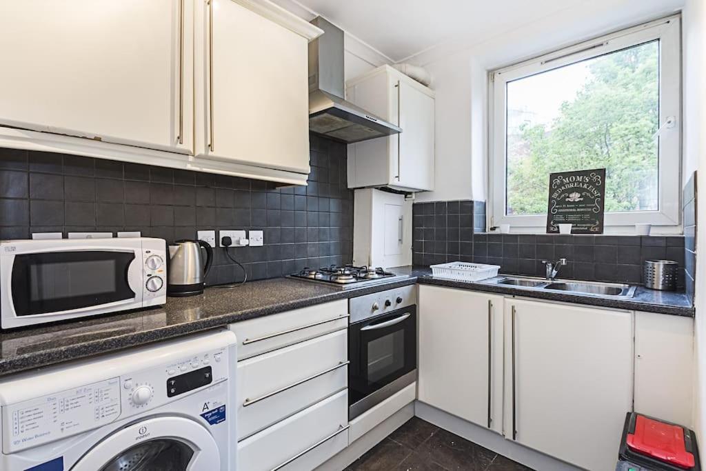 Stylish 3-bed In Clerkenwell Within Walking Distance To Tube Stations Apartment *