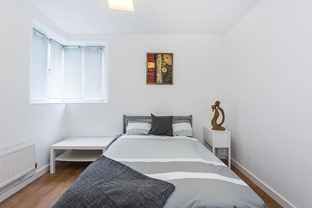 Stylish 3-bed In Clerkenwell Within Walking Distance To Tube Stations Apartment London