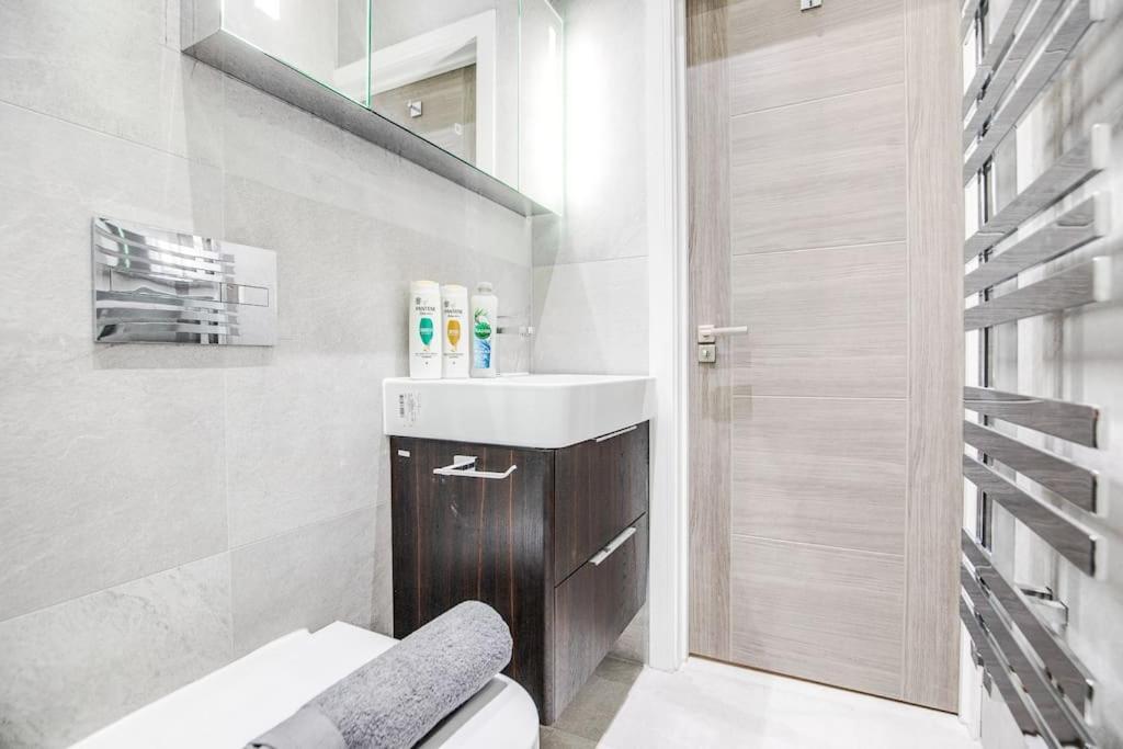 Lux Abbey Road Sleeps Up To 7 Apartment *