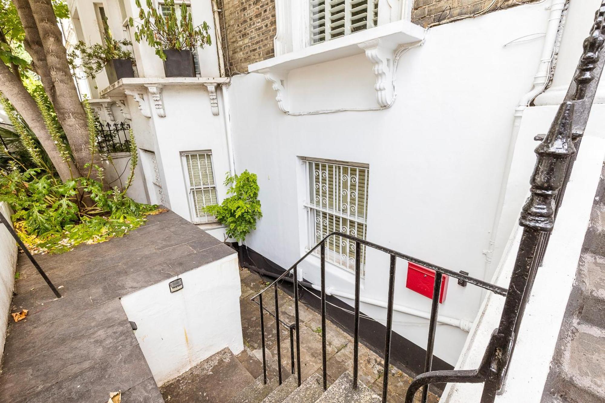 Elegant Two Bedroom Flat In Redcliffe Gardens *